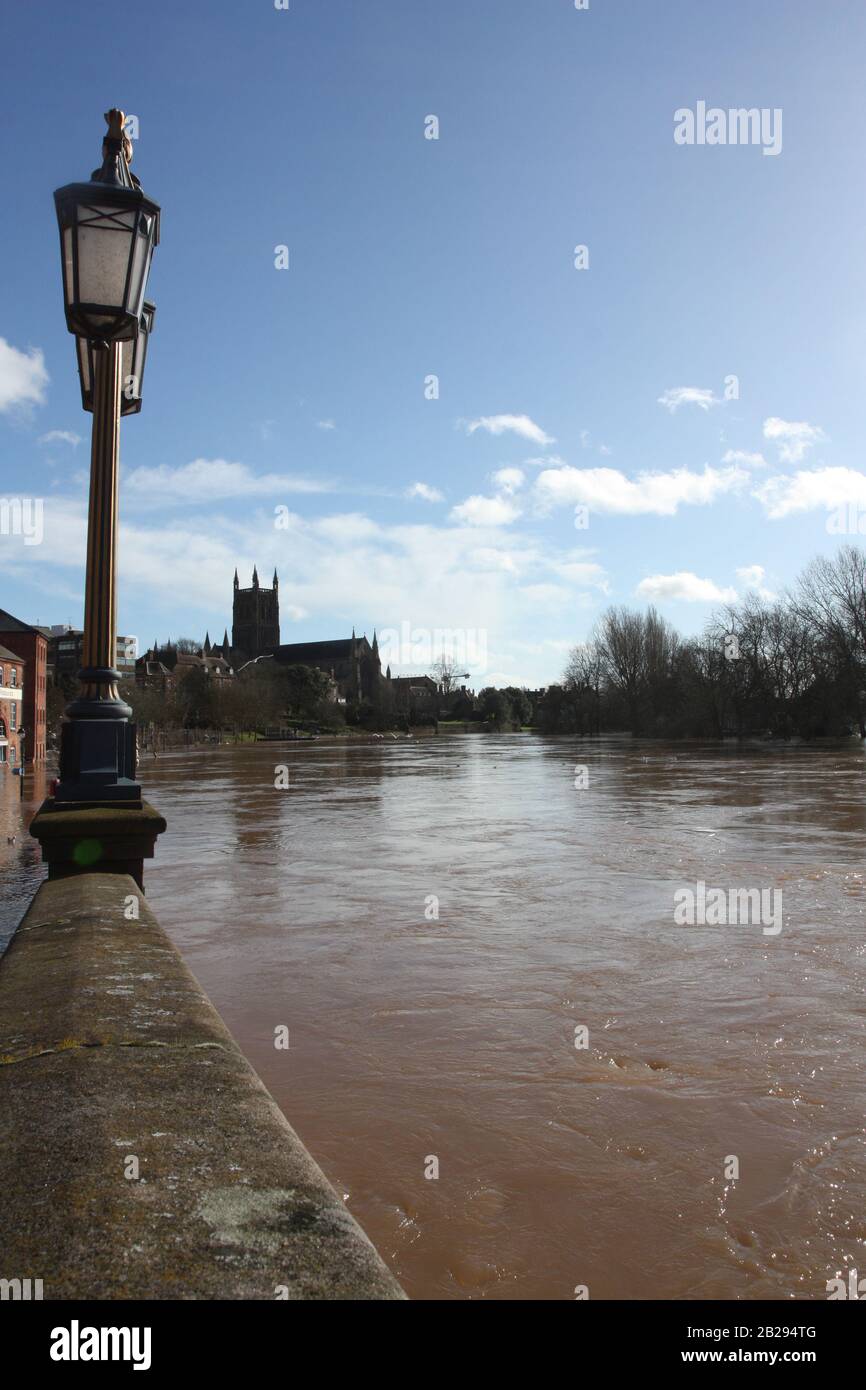 Worcester Cathederal, Worcester City, Inghilterra, Regno Unito, 13/02/2014 . Fiume Severn Allagato Dal Ponte Sabrina. Flood Peak Time River scoppiò le sue banche e le acque di drenaggio delle tempeste si sono appoggiate dopo una forte caduta della pioggia. Foto Stock