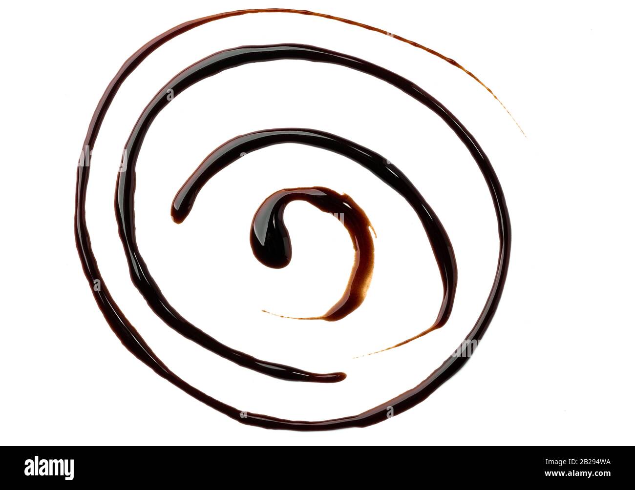 Spirale di sciroppo di cioccolato isolata su sfondo bianco Foto Stock