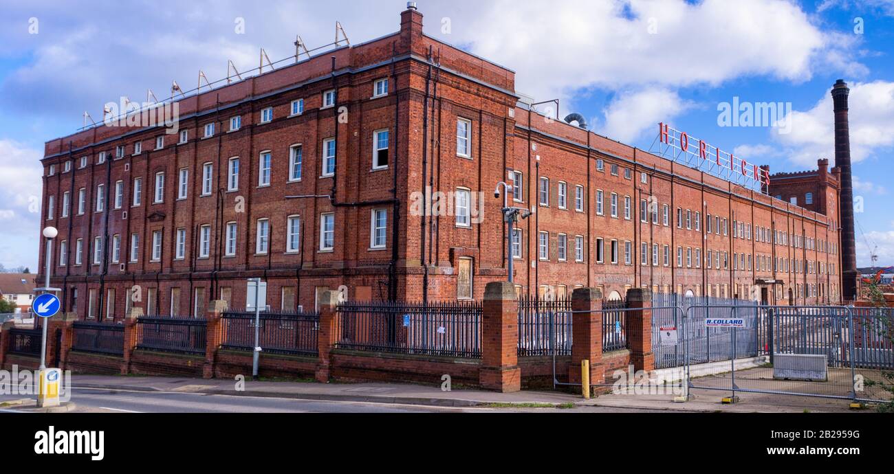 Una vista panoramica dell'iconica Horlicks Factory, Slough, Berkshire, acquistata da Berkley Homes nel 2018. Facciata vista da Stoke Poges Lane. Foto Stock