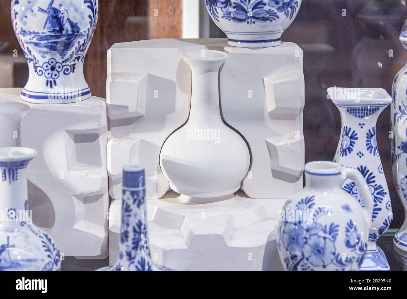 cassonetto per la formatura (produzione) una ceramica tradizionale di porcellana blu, officina, utensili, forma di stampo, terracotta incompiuta e finita Foto Stock