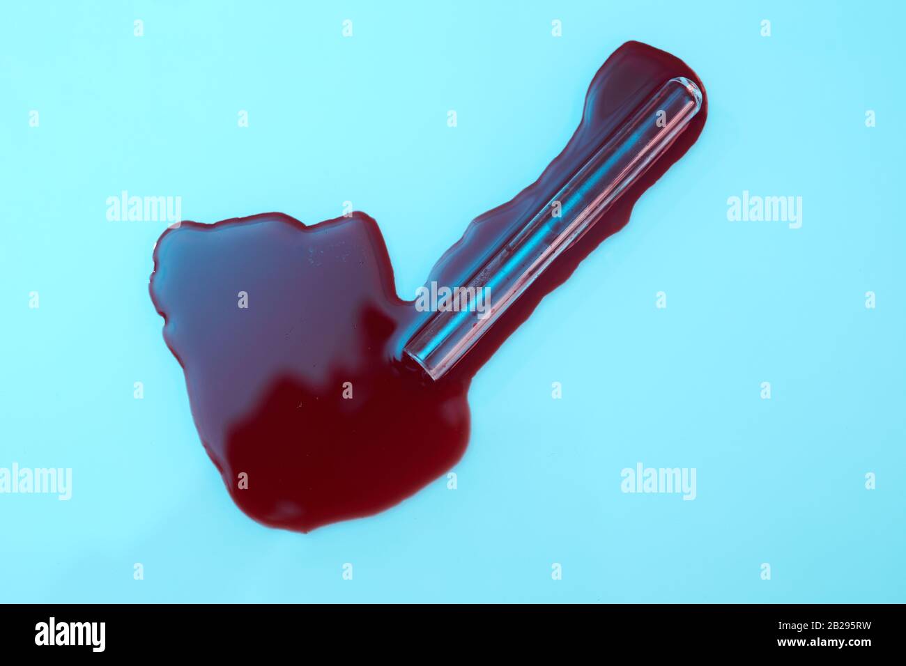 Sullo sfondo della vista della fuoriuscita di sangue del campione di provetta di analisi su sfondo blu in laboratorio medico, copiare lo spazio Foto Stock