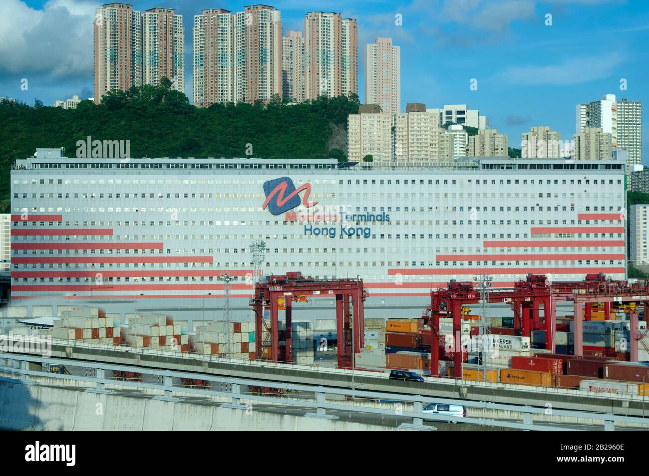 Container al porto commerciale di Hong Kong su HONG KONG - 1 agosto 2018 Cina. Uno dei più grandi hub di container al mondo. Foto Stock