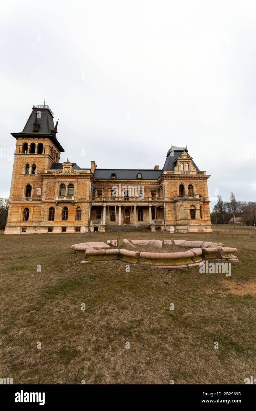 Il castello abbandonato di Kegl a Csalapuszta, Ungheria, in una giornata invernale. Foto Stock