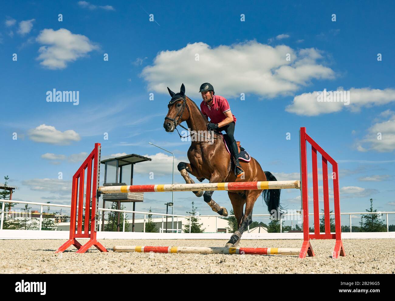 Addestramento equestre. Il fantino prende la barriera. Show jumping Russia Mosca scuola equestre 09.08.2017 Foto Stock