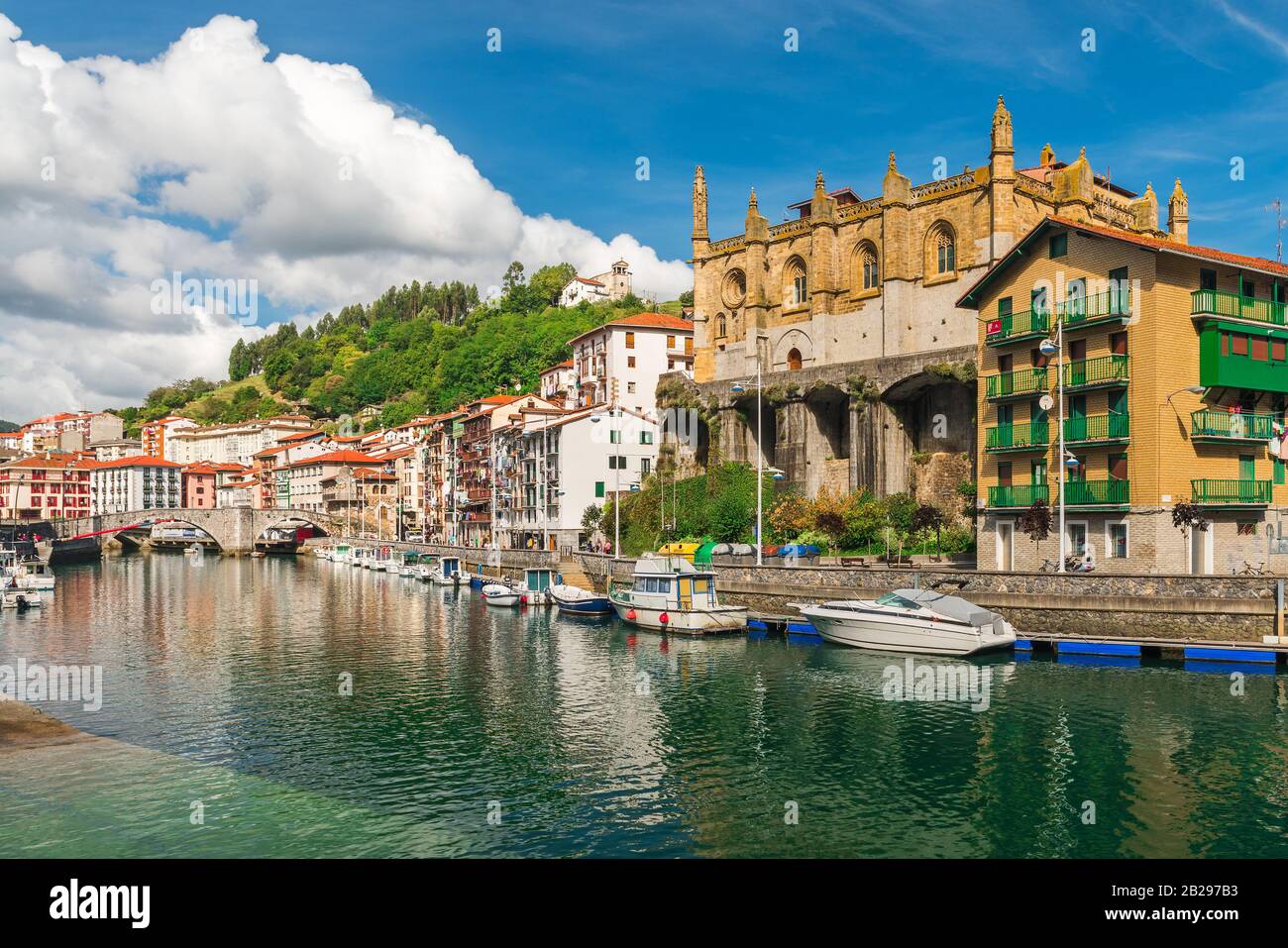 Bella città vecchia Ondarroa con fiume e ponte in Paesi Baschi, Spagna, Europa Foto Stock