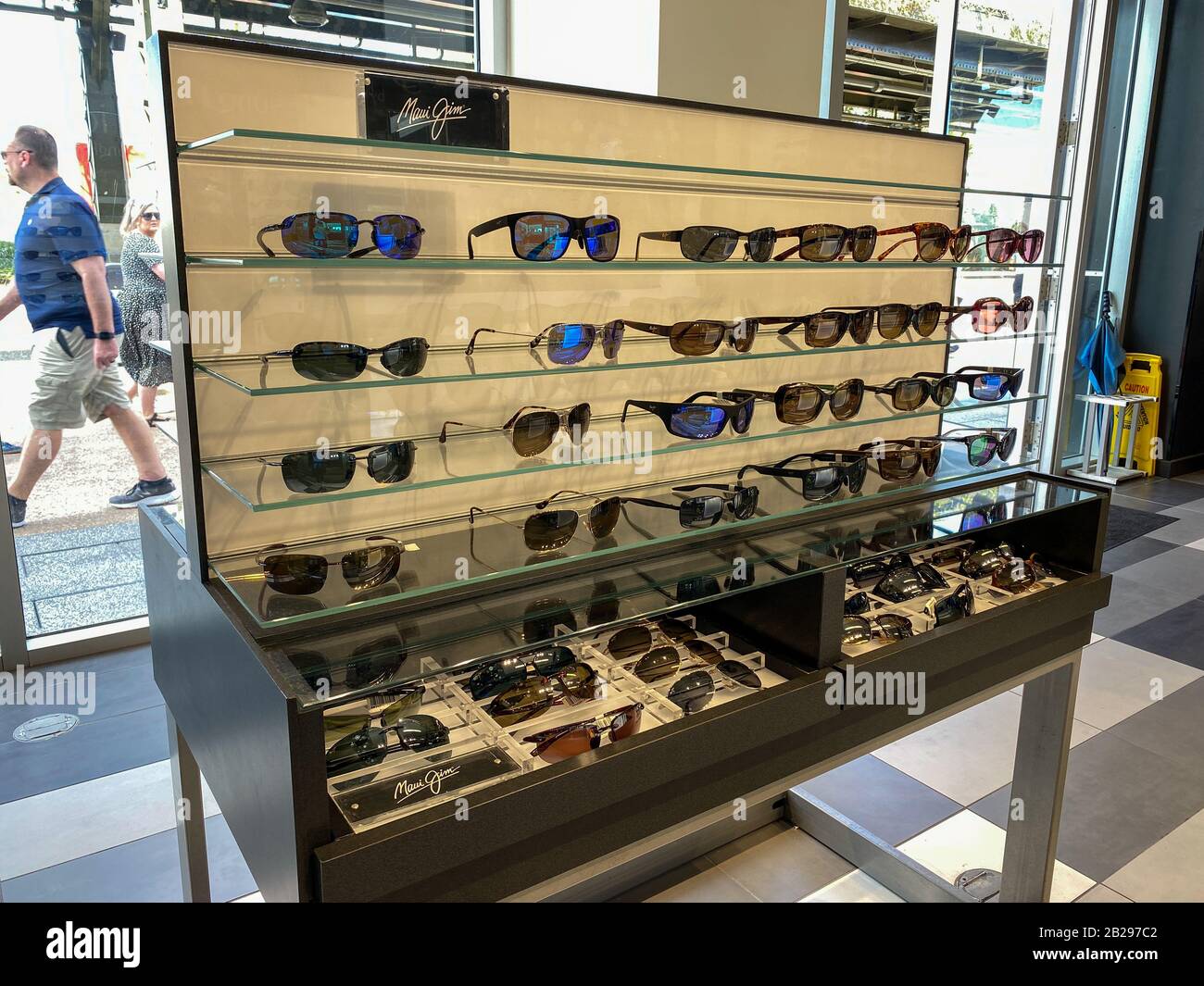 Orlando, FL/USA-2/17/20: Esposizione degli occhiali da sole Maui Jim presso il negozio al dettaglio Sunglass Hut in un centro commerciale. Il Sunglass Hut è un rivenditore internazionale di vetro solare Foto Stock