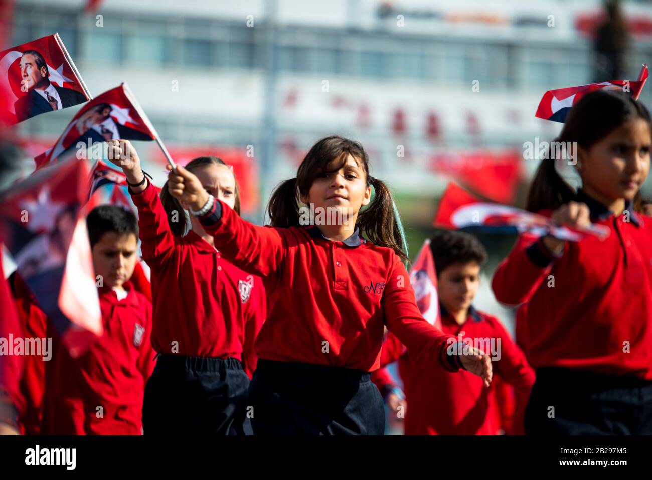 Izmir, Turchia - 29 Ottobre 2019. Bambini con bandiere turche che ha Ataturk su di essa dimostrando una passeggiata nel 29 ottobre 2019 giorno della Repubblica di Turchia. Foto Stock