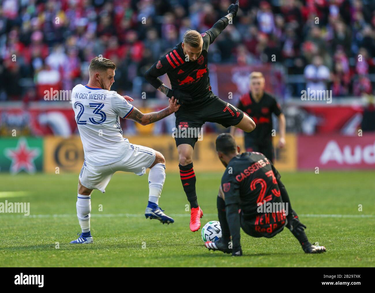 Harrison, New Jersey, Stati Uniti. 1st Mar, 2020. Il difensore del FC Cincinnati Maikel van der Werff (23) e il centrocampista dei Red Bulls Daniel Royer (77) combattono per la palla durante un gioco MSL tra il FC Cincinnati e i Red Bulls di New York alla Red Bull Arena di Harrison, NJ. Mike Langish/CSM/Alamy Live News Foto Stock