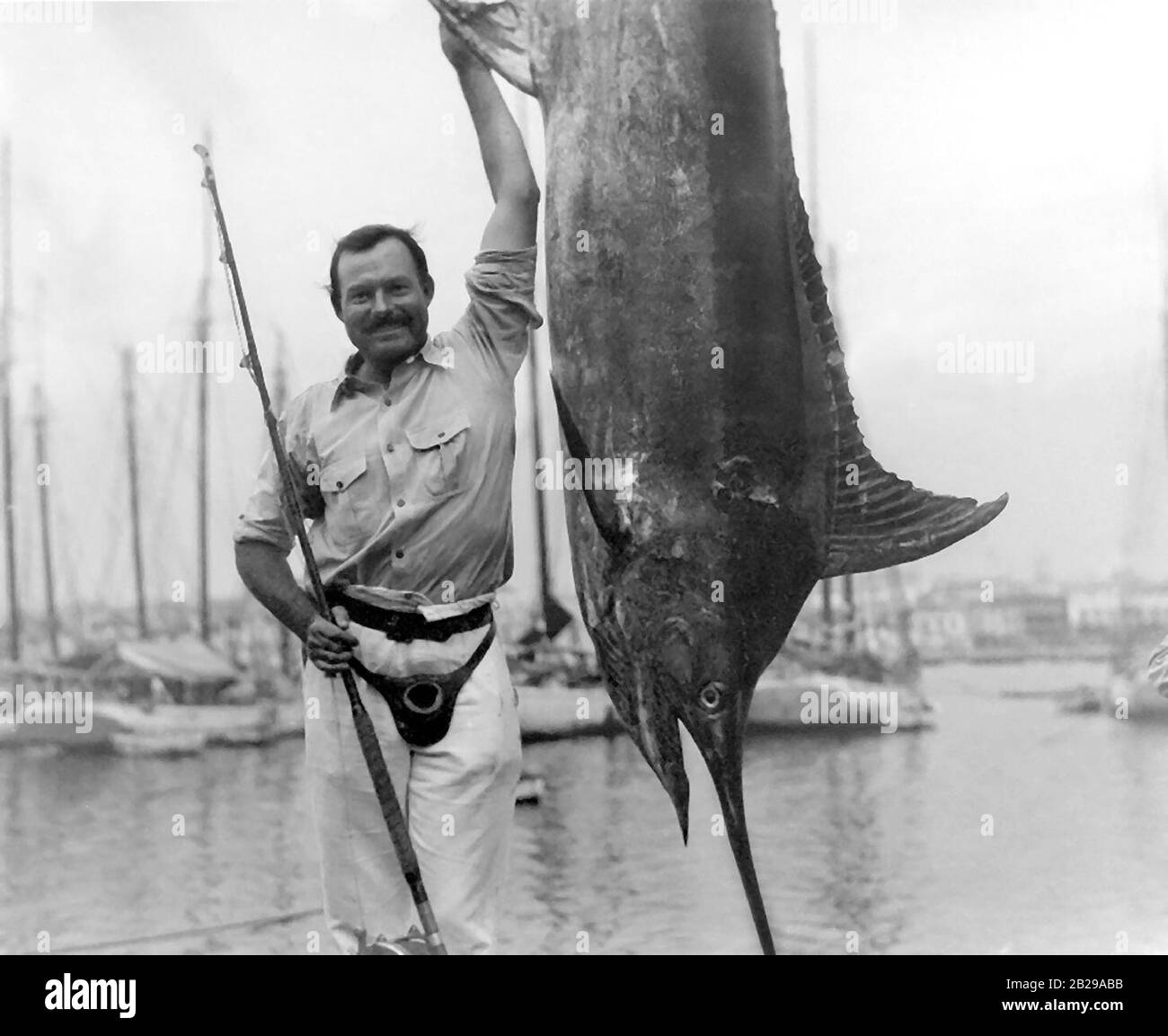 Ernest Hemingway (1899-1961) in posa con un marlin al porto di Havana, Cuba, luglio 1934. Foto Stock
