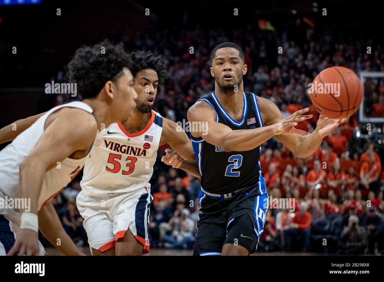 29 febbraio 2020: Duke Guard Cassius Stanley (2). Durante il gioco di pallacanestro NCAA tra la Duke University Blue Devils e l'Università della Virginia Cavaliers alla John Paul Jones Arena di Charlottesville, Virginia. Brian McWalters/CSM Foto Stock