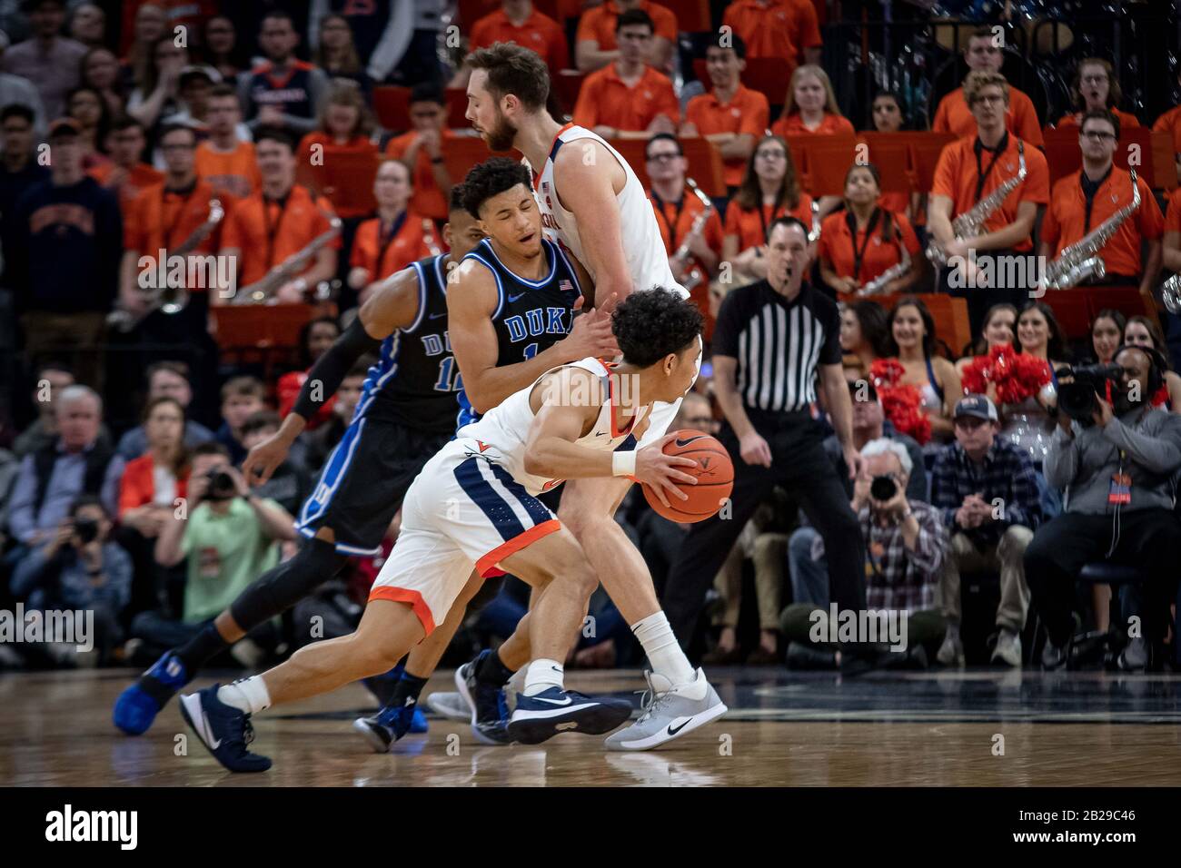 Charlottesville, Virginia, Stati Uniti. 29th Feb, 2020. Virginia Guard Kihei Clark (0) durante il gioco di pallacanestro NCAA tra la Duke University Blue Devils e l'Università di Virginia Cavaliers alla John Paul Jones Arena di Charlottesville, Virginia. Brian McWalters/CSM/Alamy Live News Foto Stock