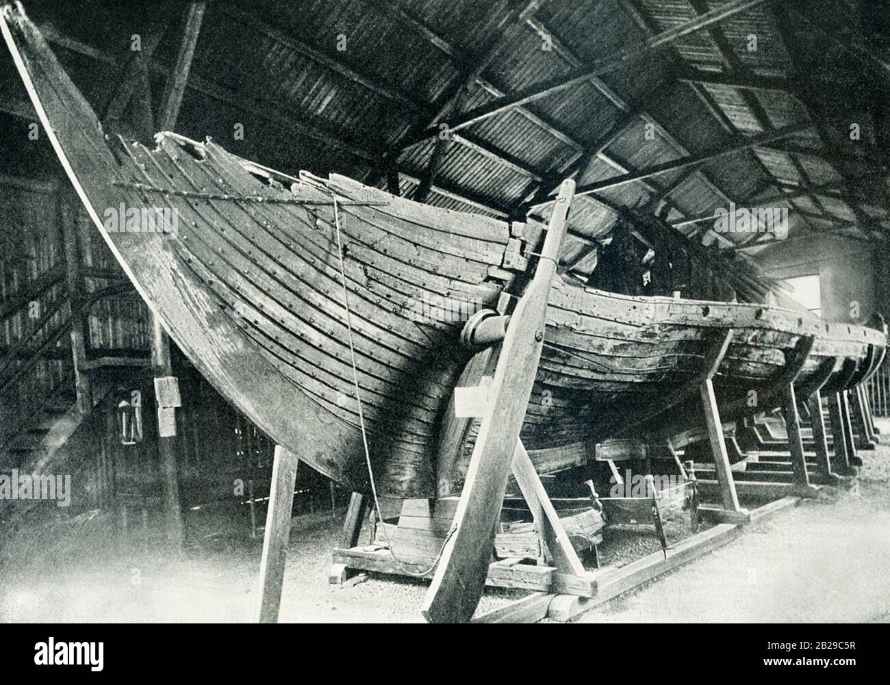 La nave Gokstad fu costruita intorno all'890 d.C., all'altezza del periodo vichingo. Si trattava di una nave veloce e flessibile che era adatta per viaggi in alto mare. Un grande tumulo di sepoltura chiamato ‘tumulo del re’ si trovava nella fattoria di Gokstad, nel comune di Sandefjord in Norvegia. Nell'autunno del 1879 i due figli adolescenti della fattoria si annoiarono e iniziarono a scavare nel tumulo. Si dice che una nave giacesse nel tumulo di sepoltura, ed è questo che i ragazzi hanno trovato. Foto Stock