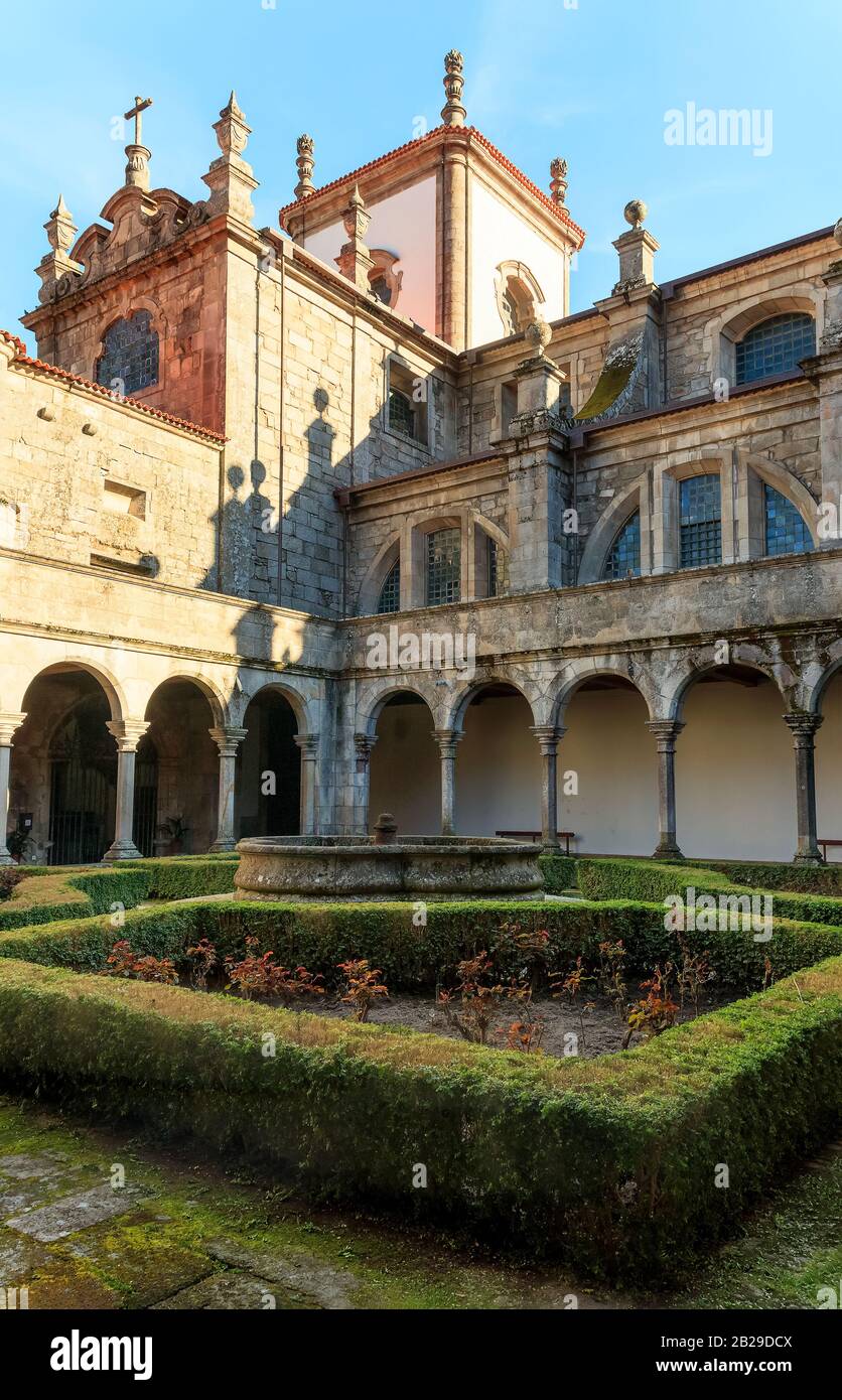 Lamego, Portogallo - 24 febbraio 2020: Chiostri della Cattedrale di Lamego, in Portogallo. I chiostri furono costruiti nel 16th secolo. Foto Stock