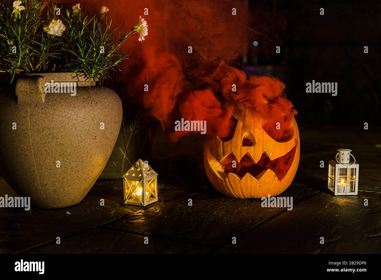 Zucca di Halloween Spooky con fumo rosso che esce dagli occhi Foto Stock