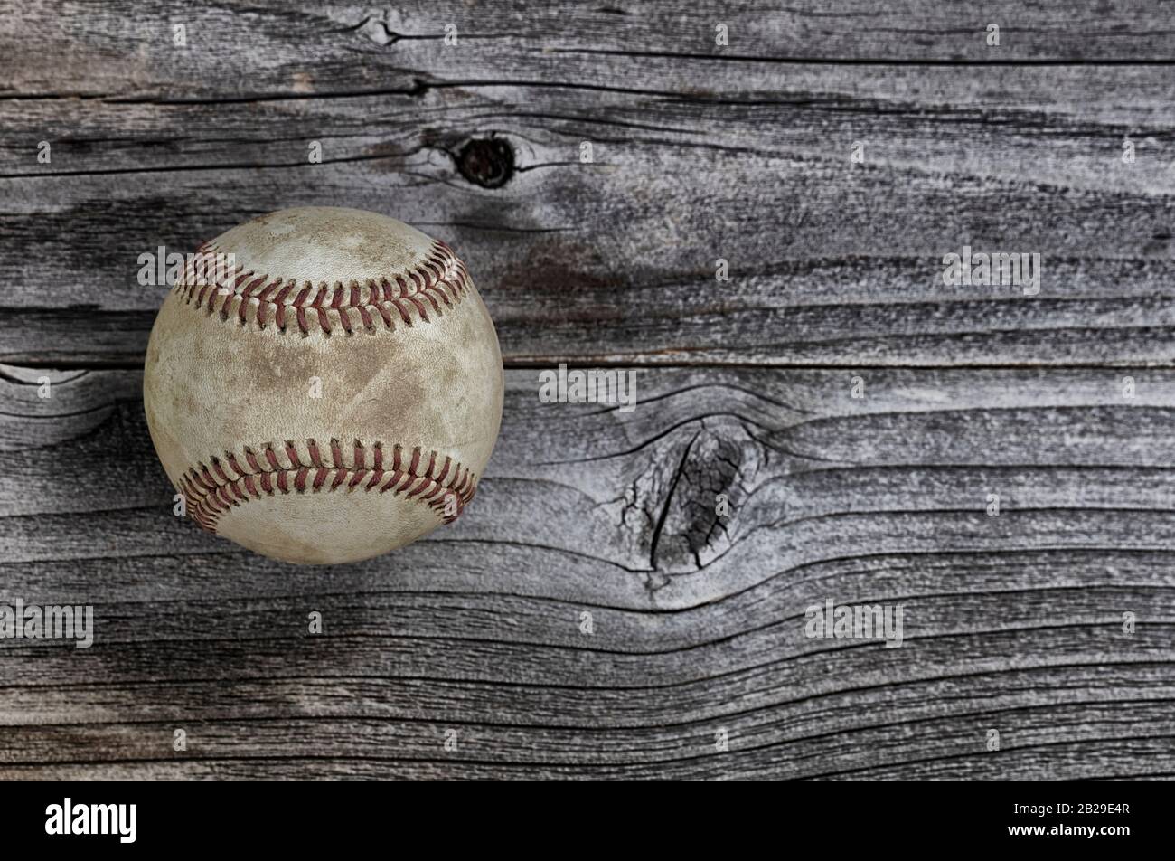 Vecchio usato baseball su sfondo rustico di legno. Concetto di sport di baseball con spazio di copia Foto Stock