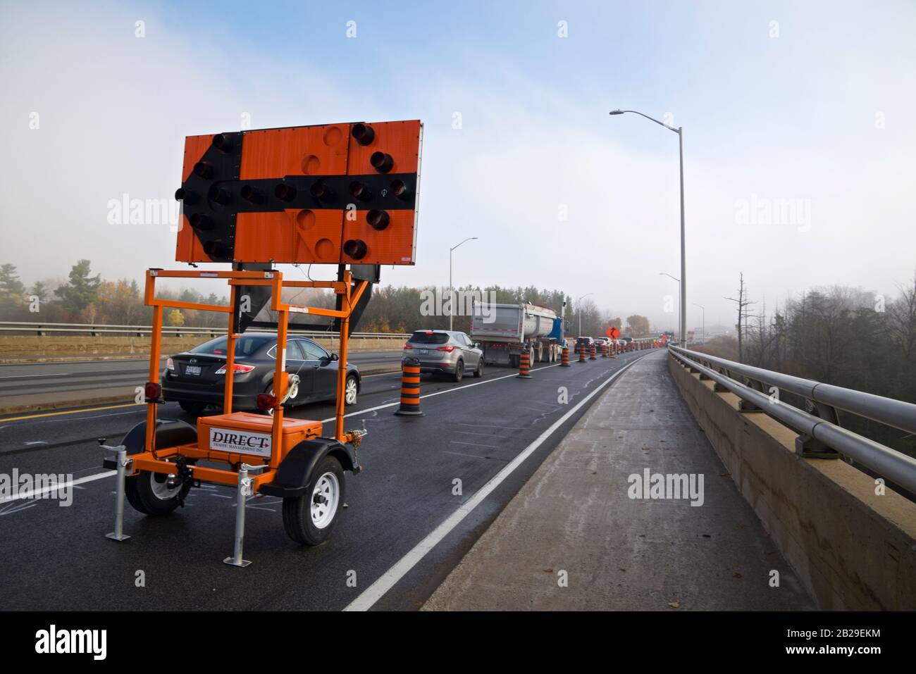 Costruzione di strade con segnaletica di direzione Foto Stock