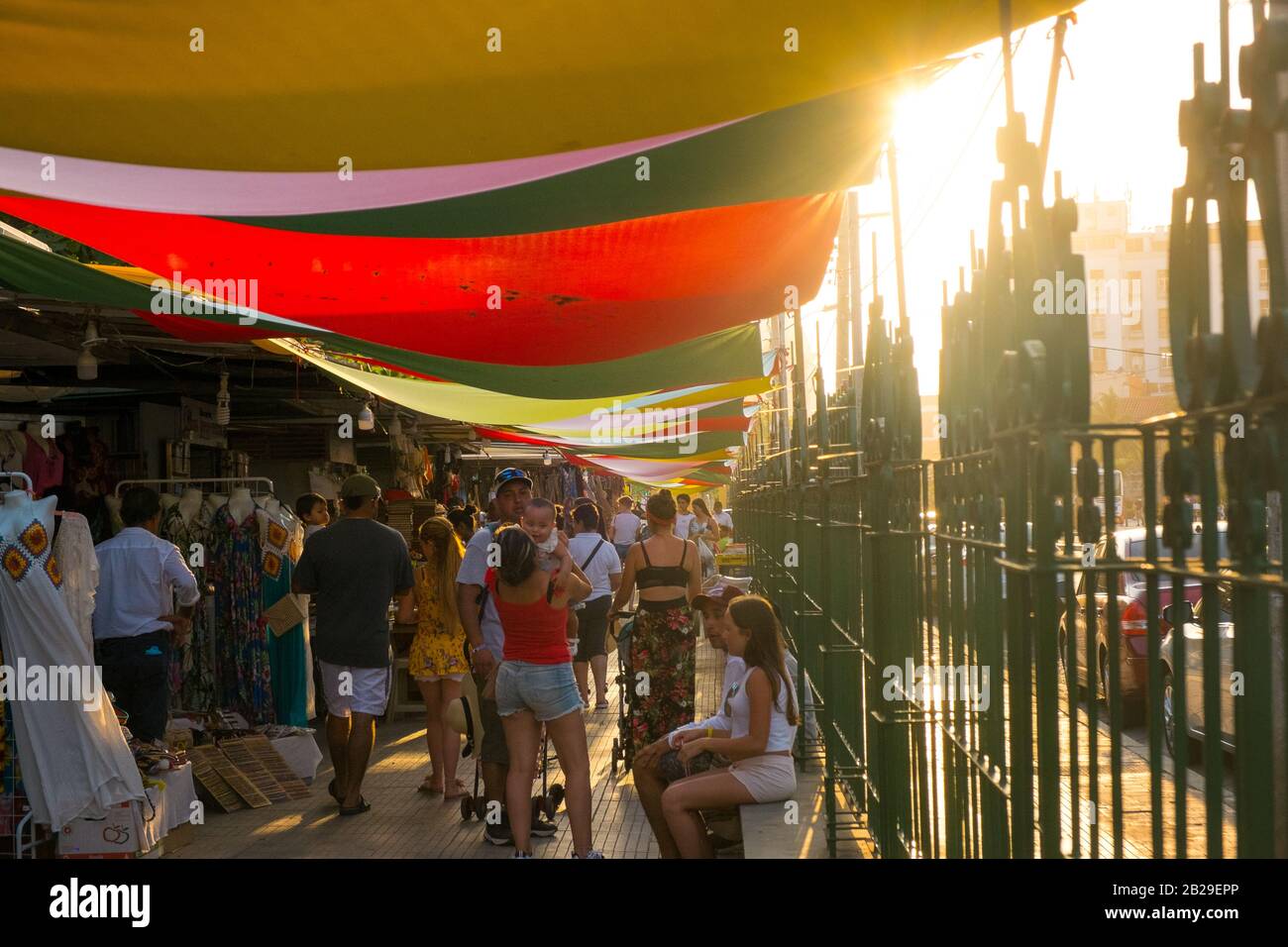 Il tessuto colorato blocca il sole in un mercato del libro a Cartagena, Colombia Foto Stock