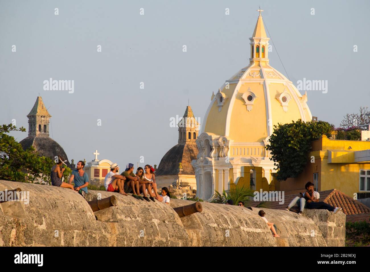 La gente siede sulle vecchie mura di Cartagena, Colombia Foto Stock
