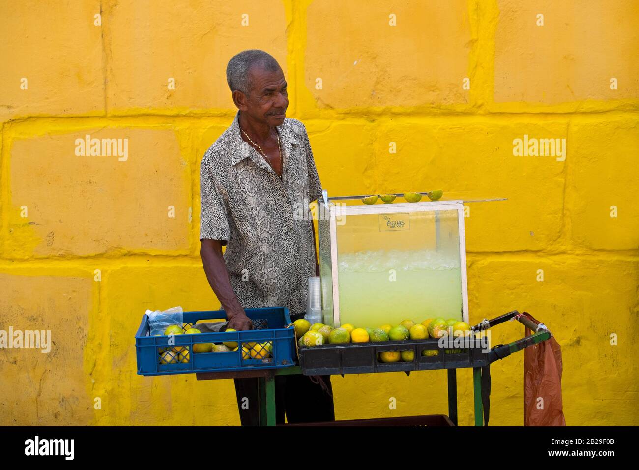 Un uomo vende limonata in una strada a Cartagena, Colombia Foto Stock