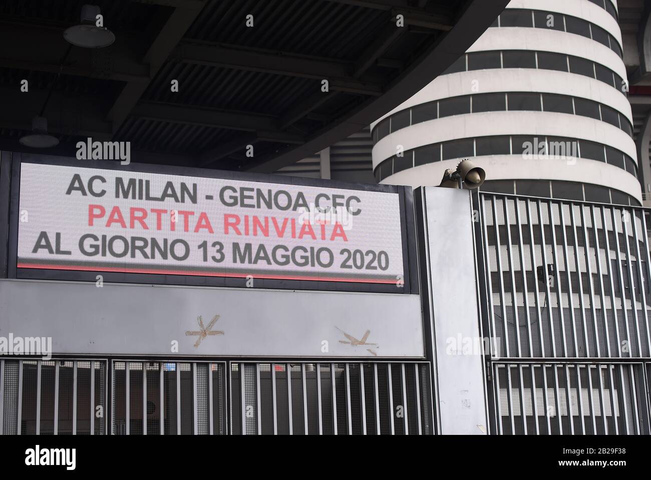 (200302) -- MILANO, 2 marzo 2020 (Xinhua) -- fuori dallo stadio di San Siro si vede un cartello dopo una serie una partita di calcio tra AC Milan e Genova è stata rinviata a causa della recente epidemia di coronavirus a Milano, Italia, 1 marzo 2020. Il numero di italiani infettati dal coronavirus 'continua ad accelerare', Giovanni Rezza, capo del Dipartimento di Malattie Infettive dell'Istituto superiore Italiano di Sanità, ha detto domenica, aggiungendo che il paese era ad almeno una settimana di distanza dal vedere un picco nello scoppio. Secondo Angelo Borrelli, capo del Dipartimento di protezione civile e Commissione Straordinaria Foto Stock