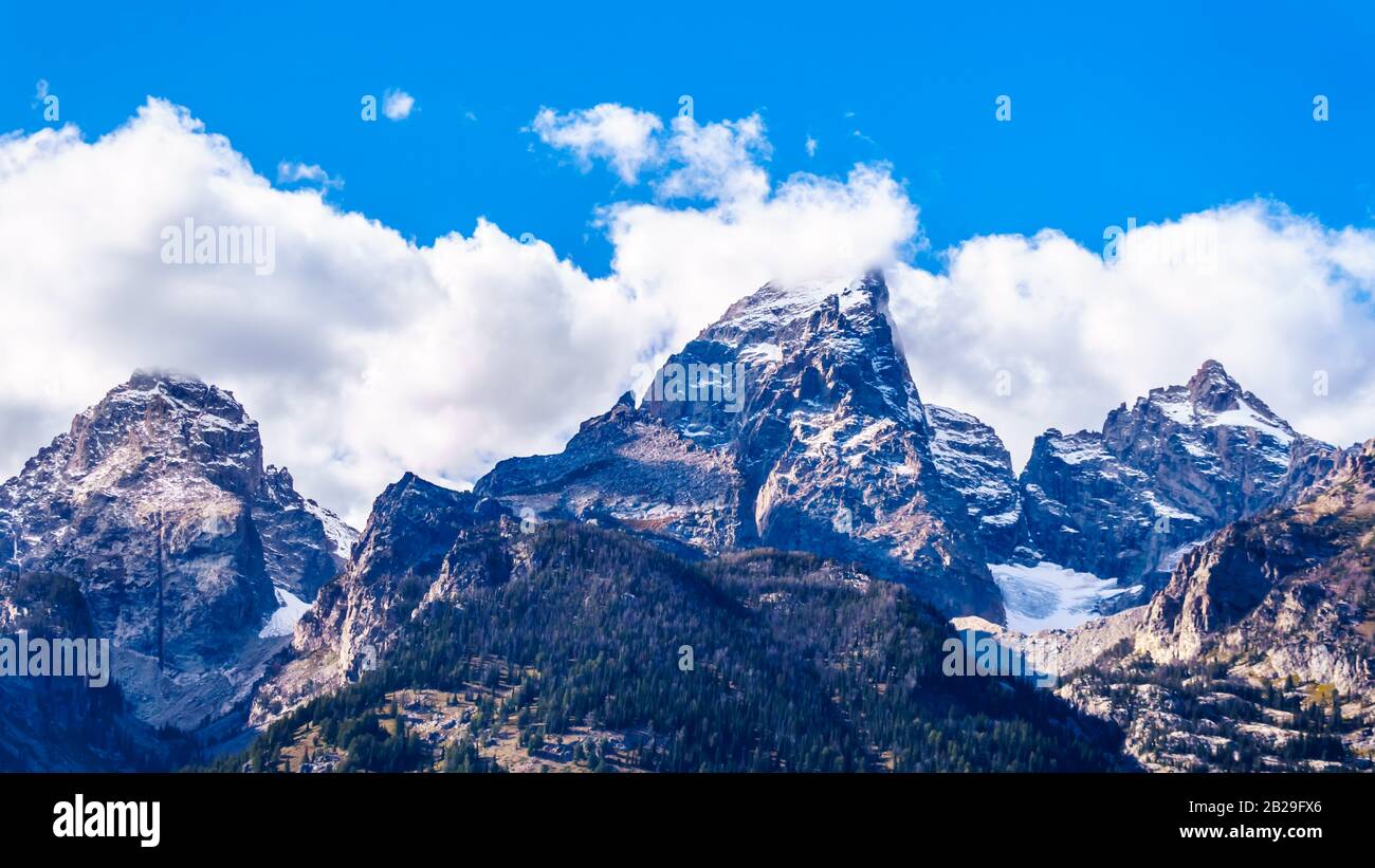 Le alte cime di montagna di Middle Teton (12.804 Piedi), Grand Teton (13.770 Piedi) e il Monte Owen (12.928 Piedi) nella Teton Range del Grand Teton National Par Foto Stock