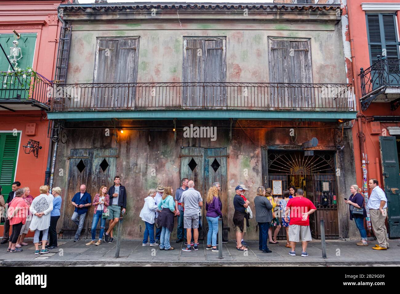 Le persone in attesa in linea fuori Preservation Hall jazz music venue, New Orleans, Louisiana, Stati Uniti d'America Foto Stock