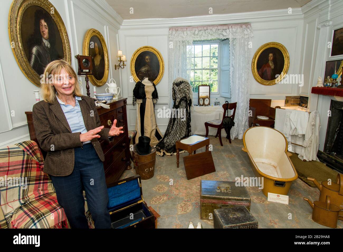 Tour della storica Traquair House con la 21a Signora di Traquair Catherine Maxwell Stuart che mostra la casa e le collezioni speciali Foto Stock