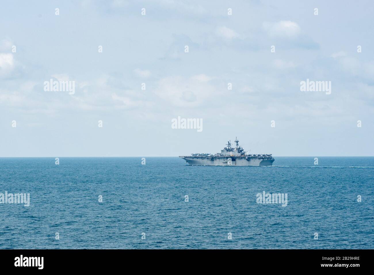 GOLFO DI THAILANDIA (FEB 29, 2020) nave d'assalto anfibio USS America (LHA 6) pirami in formazione con molo di trasporto anfibio di classe San Antonio USS Green Bay (LPD 20) e nave portuale Royal Thai Navy H.T.M.S. Angthong (LPD 791) a sostegno di Cobra Gold 2020, 29 febbraio 2020. America Expeditionary Strike Group-31st Marine Expeditionary Unit Team partecipano a Cobra Gold 20, il più grande esercizio di cooperazione per la sicurezza del teatro nella regione Indo-Pacific e parte integrante dell'impegno degli Stati Uniti a rafforzare l'impegno nella regione. (STATI UNITI Foto Navy di Mass Communication Spe Foto Stock