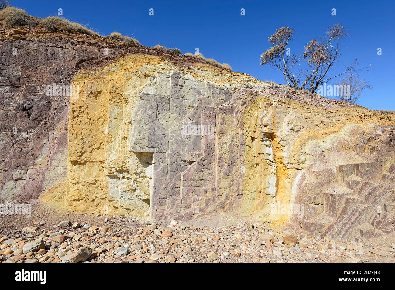 Colorati strati di fangstone e siltstone a Ochre Pits, West MacDonnell Ranges, Northern Territory, Australia Foto Stock