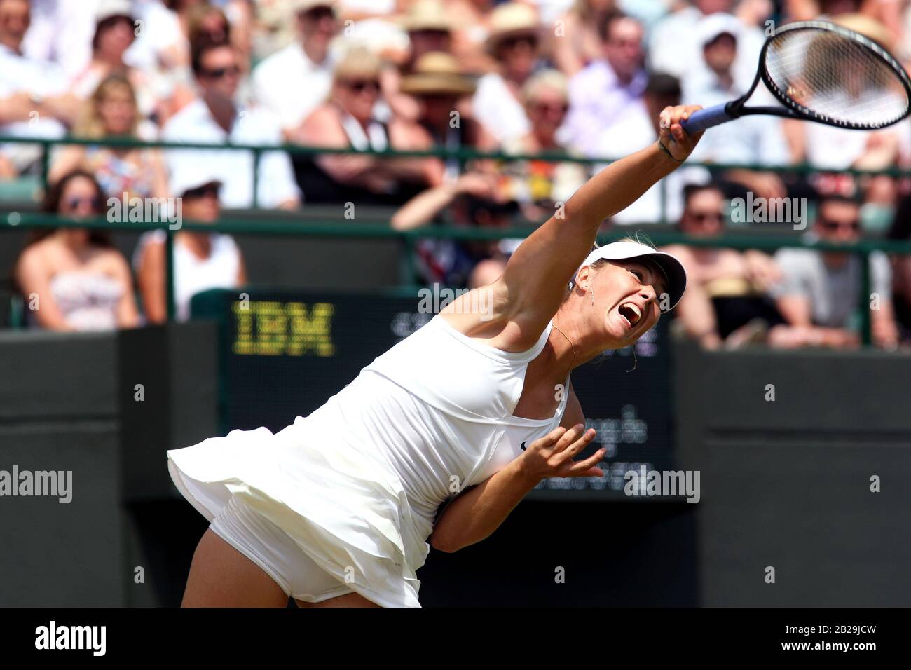 24 giugno 2010: Wimbledon, Regno Unito: Maria Sharapova in azione durante il suo secondo round match contro Joana Raluca Olaru di Romania durante i Campionati di Wimbledon 2010 Foto Stock