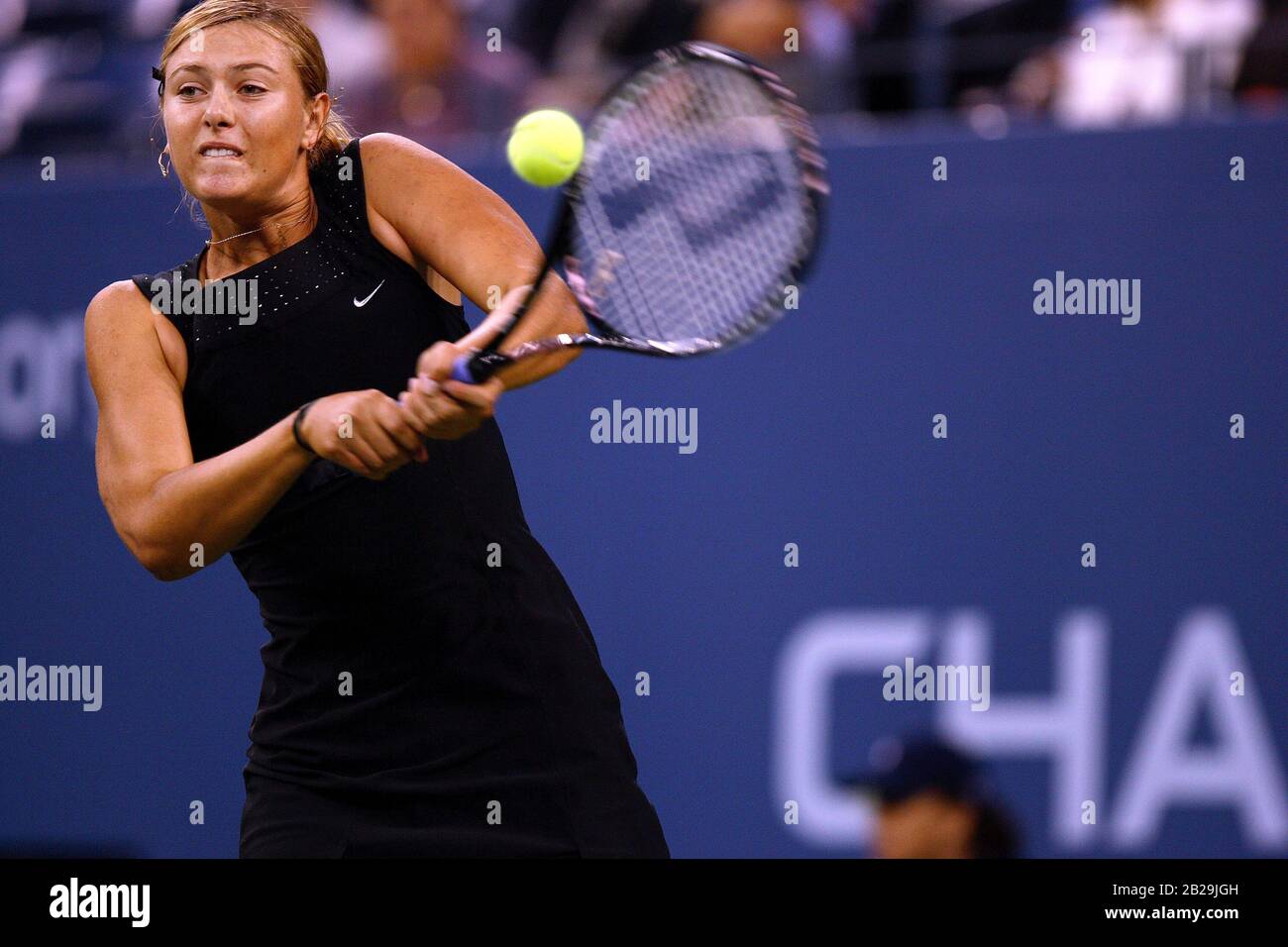 Maria Sharapova in azione durante la sua vittoria US Open 2006 a Flushing Meadows, New York. Sharapova, cinque volte campione di slam e uno dei più alti atleti, ha annunciato il suo ritiro dal tennis competitivo questa settimana. Foto Stock