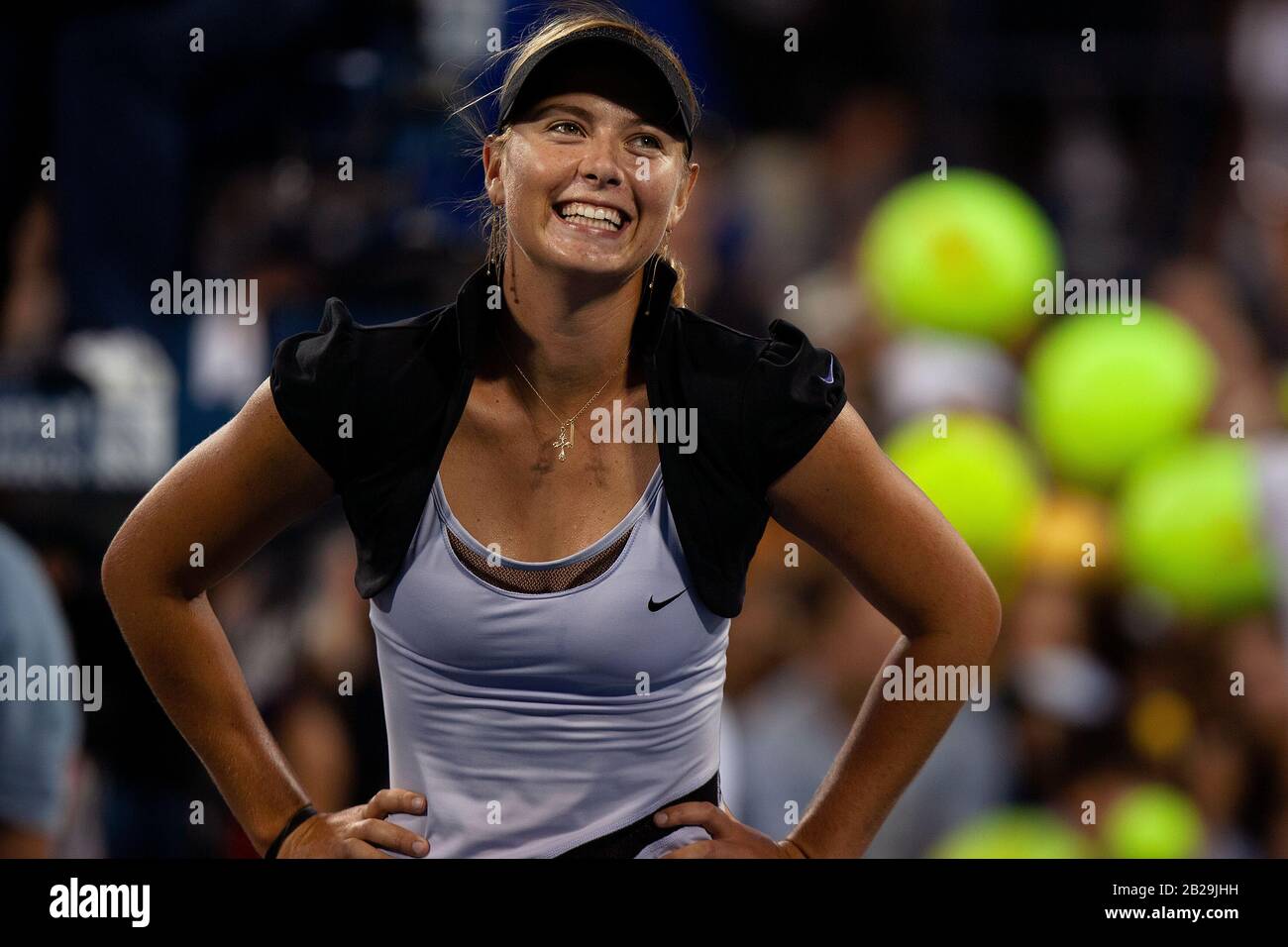 Maria Sharapova in azione durante la sua vittoria US Open 2006 a Flushing Meadows, New York. Riconoscere la folla dopo una vittoria del turno precedente. Sharapova, cinque volte campione di slam e uno dei più alti atleti, ha annunciato il suo ritiro dal tennis competitivo questa settimana. Foto Stock