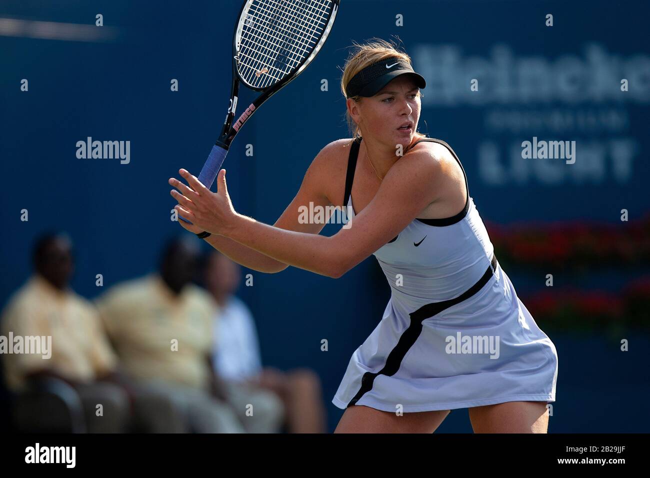 Maria Sharapova in azione durante la sua vittoria US Open 2006 a Flushing Meadows, New York. Qui viene mostrata nella sua partita semifinale contro Amelie Mauresmo. Sharapova, cinque volte campione di slam e uno dei più alti atleti, ha annunciato il suo ritiro dal tennis competitivo questa settimana. Foto Stock