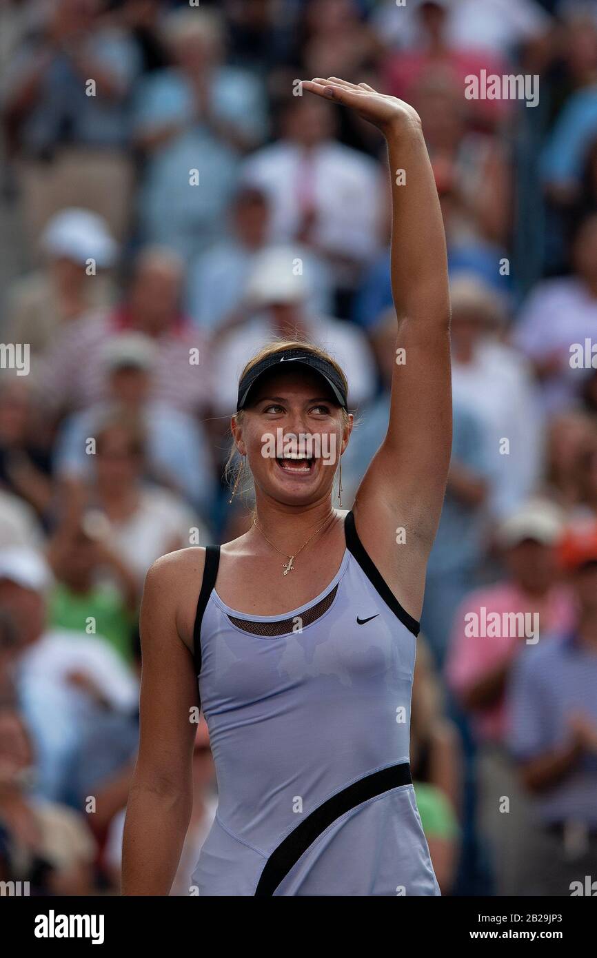 Maria Sharapova in azione durante la sua vittoria US Open 2006 a Flushing Meadows, New York. Qui viene mostrata nella sua partita semifinale contro Amelie Mauresmo. Sharapova, cinque volte campione di slam e uno dei più alti atleti, ha annunciato il suo ritiro dal tennis competitivo questa settimana. Foto Stock