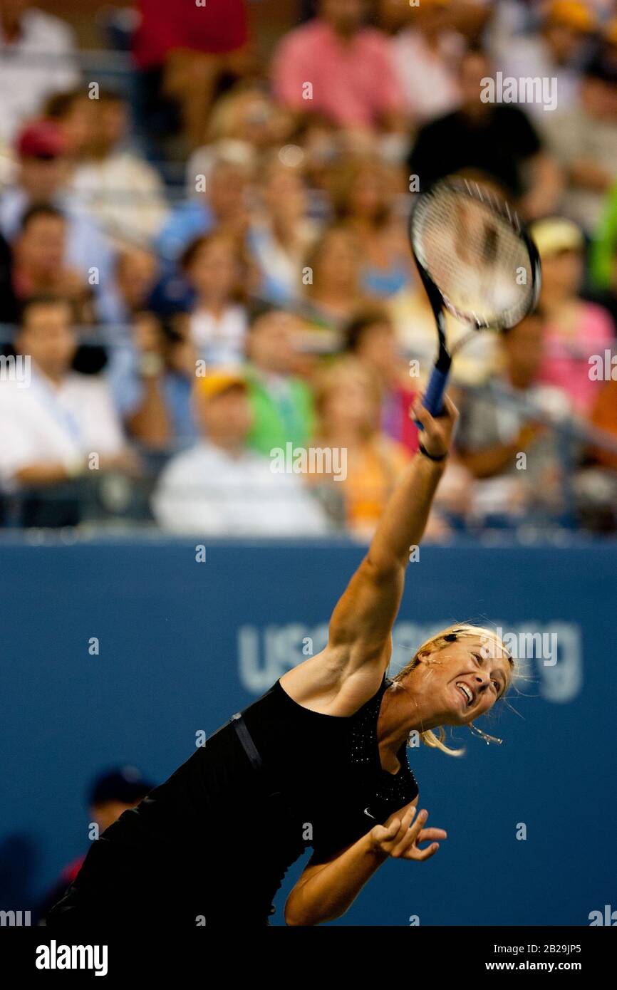 Flushing Meadows, New York, Stati Uniti - 9 Settembre 2006. Maria Sharapova in azione nel 2006 US Opne final femminile contro il belga Justine Henin. Sharapova ha vinto in serie diritte per catturare il suo primo e unico titolo delle donne aperte degli Stati Uniti. Sharapova ha vinto un totale di cinque titoli di grande slam durante la sua carriera ed è stato su dei più alti atleti femminili di guadagno. Foto Stock