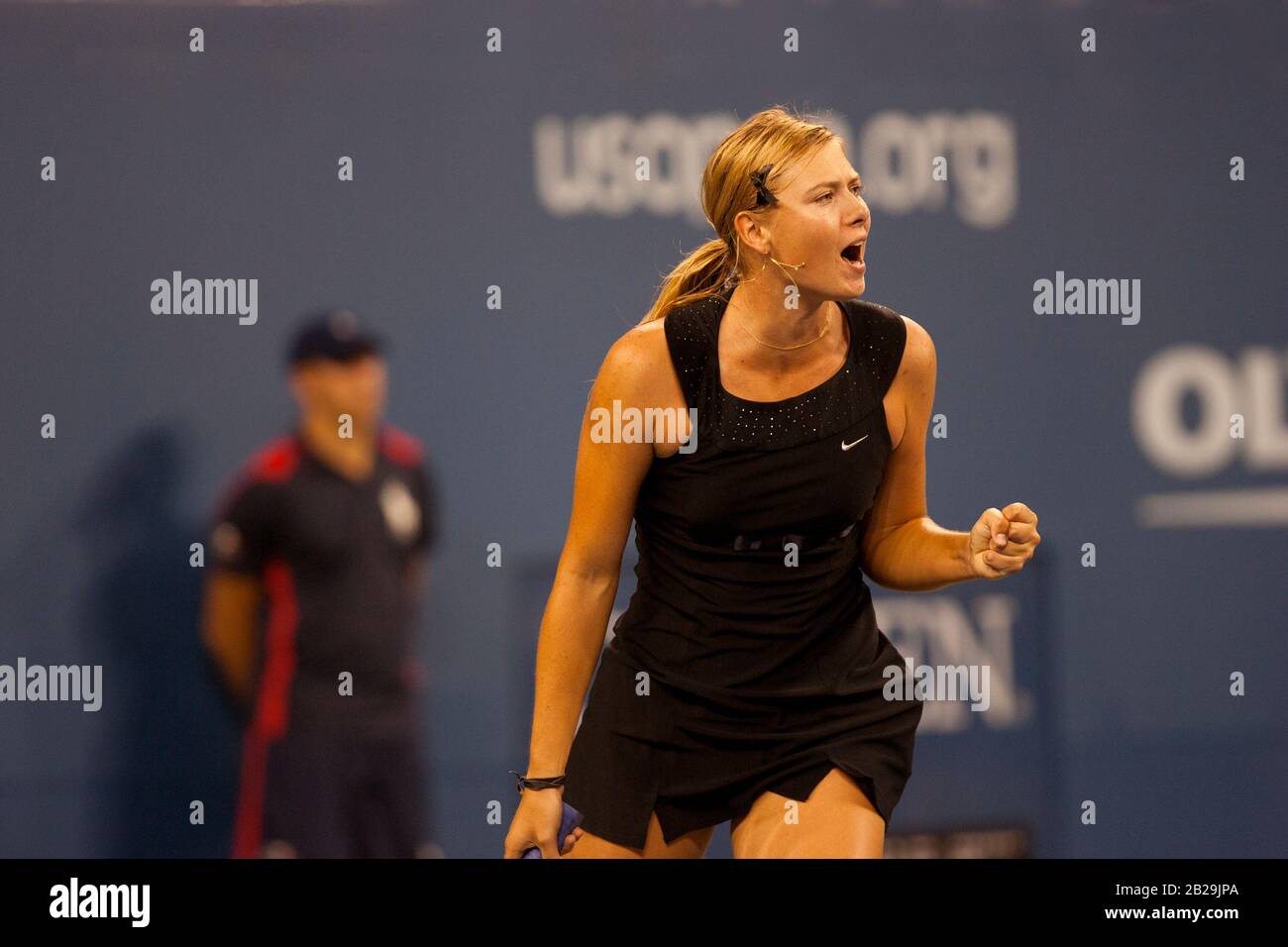 Flushing Meadows, New York, Stati Uniti - 9 Settembre 2006. Maria Sharapova in azione nel 2006 US Opne final femminile contro il belga Justine Henin. Sharapova ha vinto in serie diritte per catturare il suo primo e unico titolo delle donne aperte degli Stati Uniti. Sharapova ha vinto un totale di cinque titoli di grande slam durante la sua carriera ed è stato su dei più alti atleti femminili di guadagno. Foto Stock