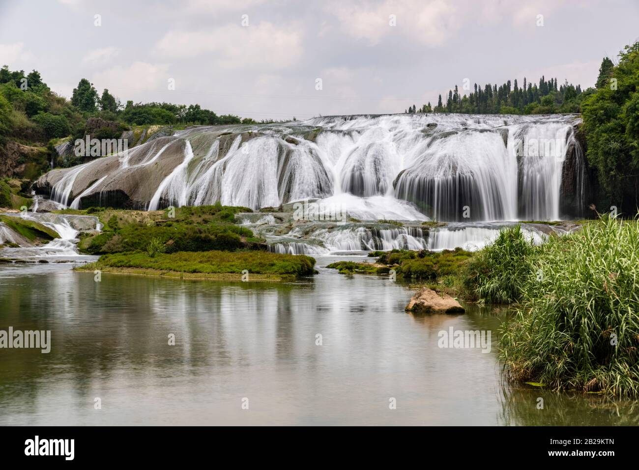 La cascata di Doupotang della cascata di Huangguoshu si trova sul fiume Bishui ad Anshun, nella provincia di Guizhou. Considerate le Cascate del Niagara della Cina. Foto Stock