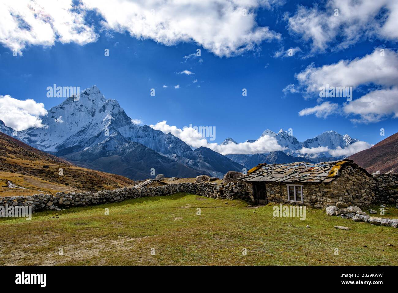 La vista della zona montana dell'Everest base Camp trekking percorso a catena montuosa Himalaya in Nepal Foto Stock
