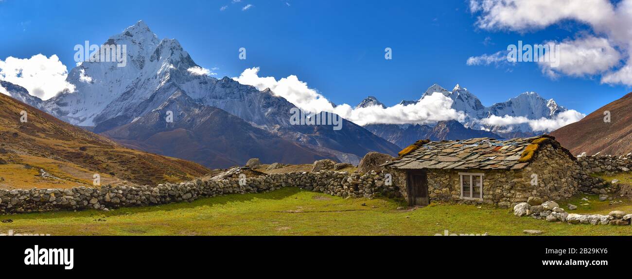 La vista della zona montana dell'Everest base Camp trekking percorso a catena montuosa Himalaya in Nepal Foto Stock