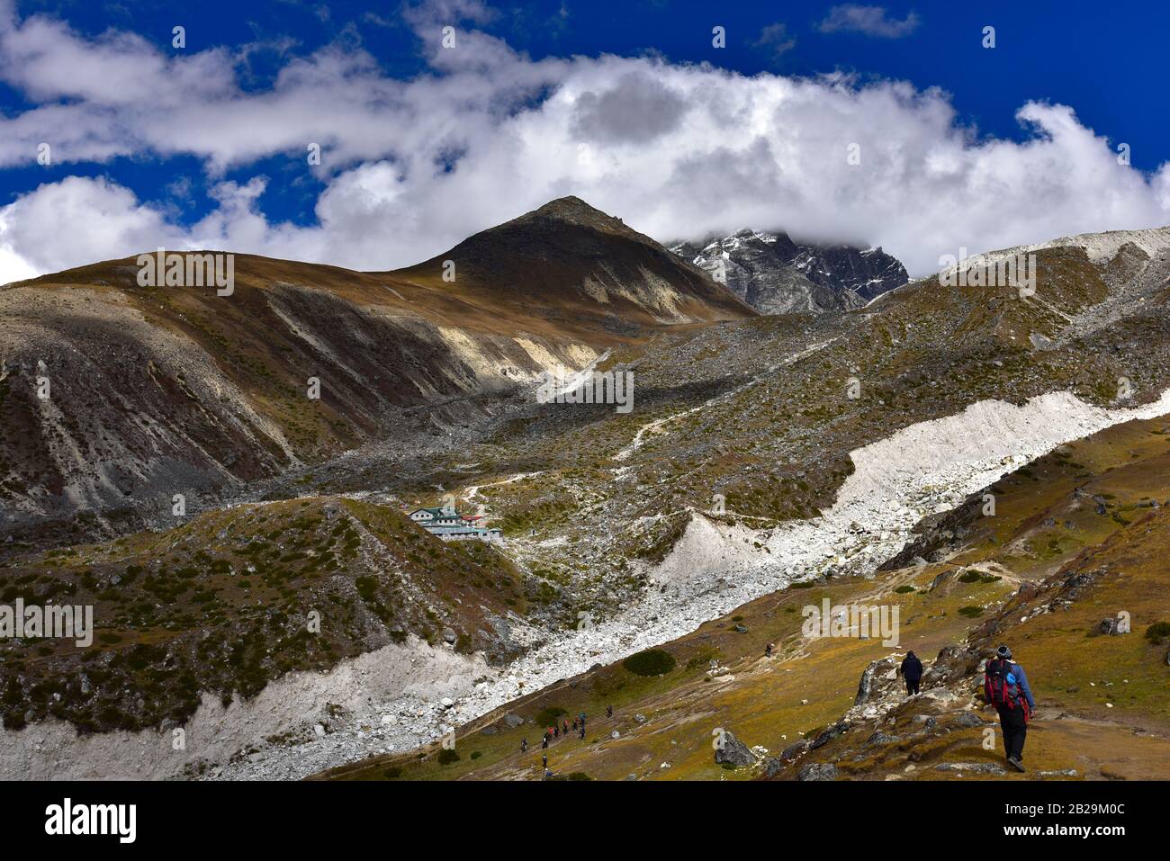 Persone che camminano sul percorso di trekking Everest base Camp sulla catena montuosa dell'Himalaya in Nepal Foto Stock