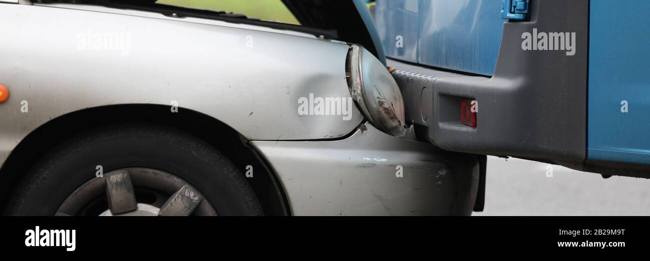 Automobile danneggiata su strada Foto Stock