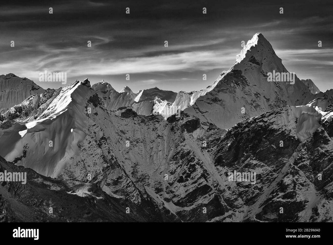 Montagne di neve dell'Himalaya in Nepal (bianco e nero) Foto Stock