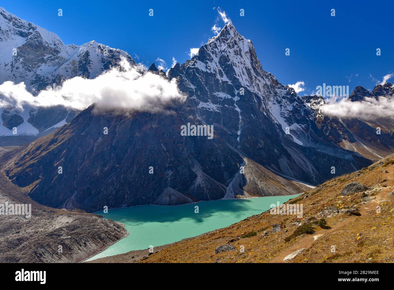 Lago circondato da montagne di neve dell'Himalaya in Nepal Foto Stock