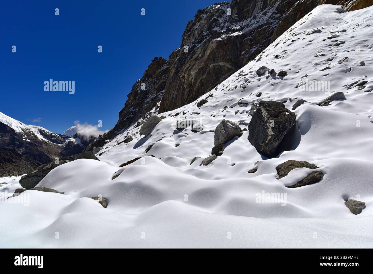 Neve sulle montagne dell'Himalaya in Nepal Foto Stock