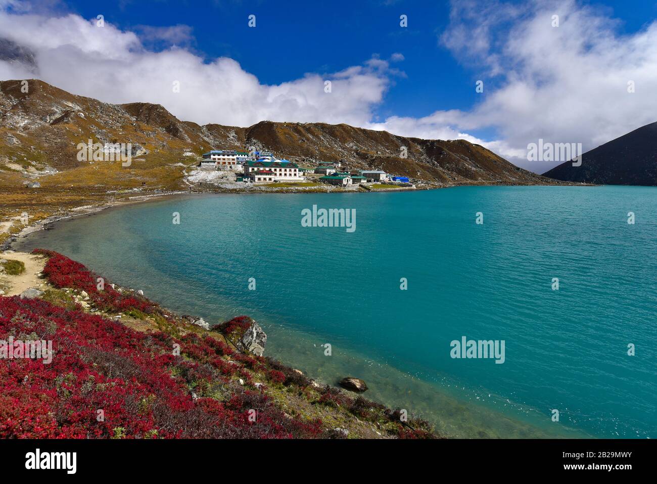 Lago di Gokyo circondato da montagne di neve dell'Himalaya in Nepal Foto Stock