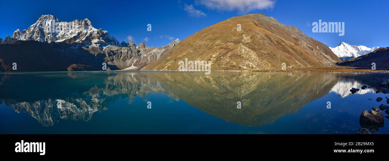 Lago di Gokyo circondato da montagne di neve dell'Himalaya in Nepal Foto Stock