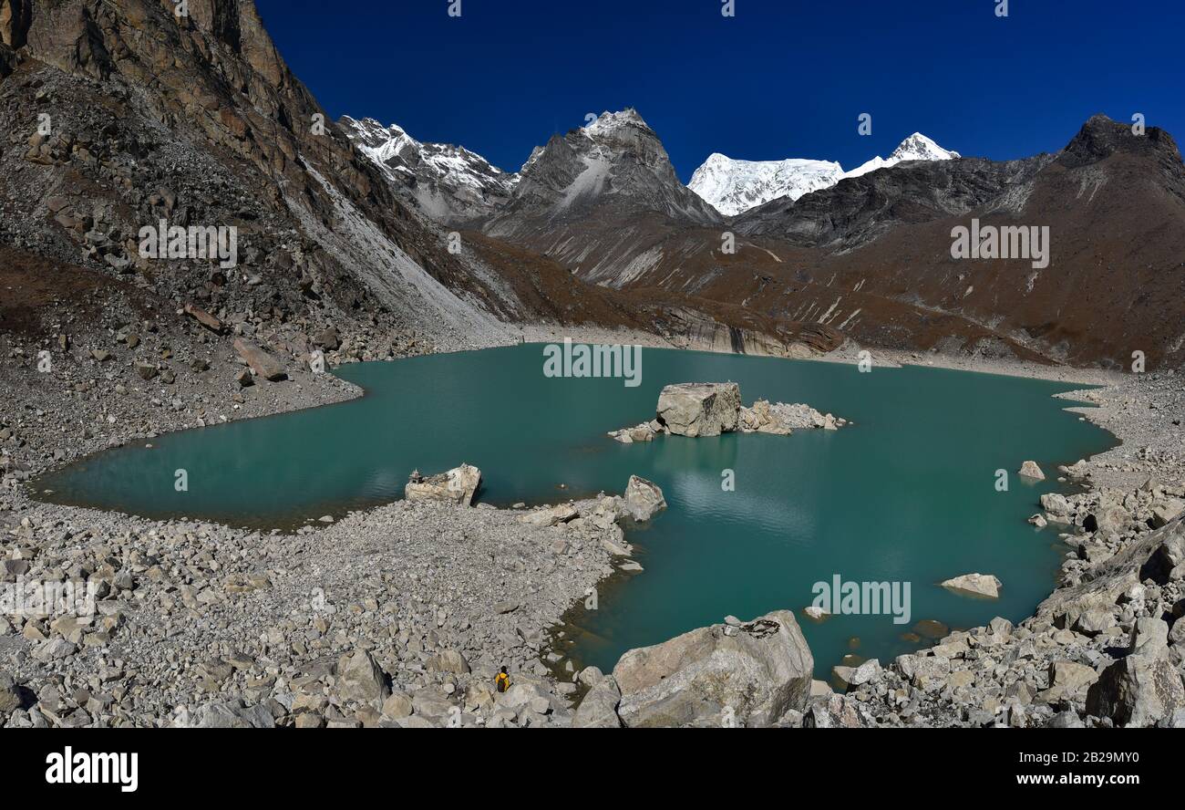 Lago di Gokyo circondato da montagne di neve dell'Himalaya in Nepal Foto Stock