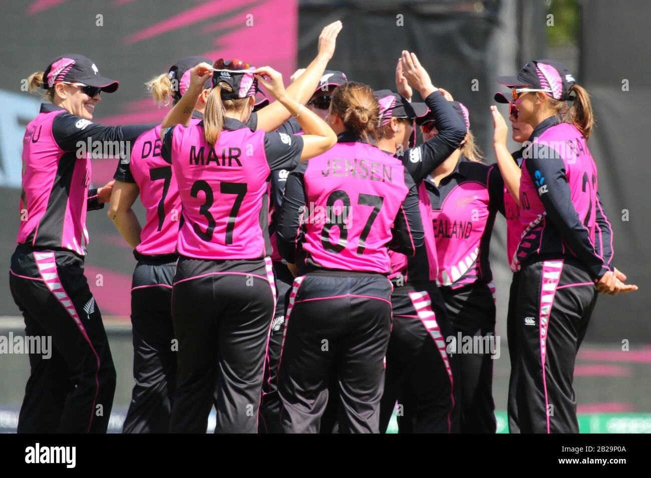 Junction Oval, Melbourne, Australia. 02nd Mar, 2020. Icc Womens T20 World Cup Game 18- Nuova Zelanda Donne Giocando Australia Donne-La Nuova Zelanda Team Celebrare Un Wicket Durante Il Gioco-Immagine Di Credito: Brett Keating/Alamy Live News Foto Stock