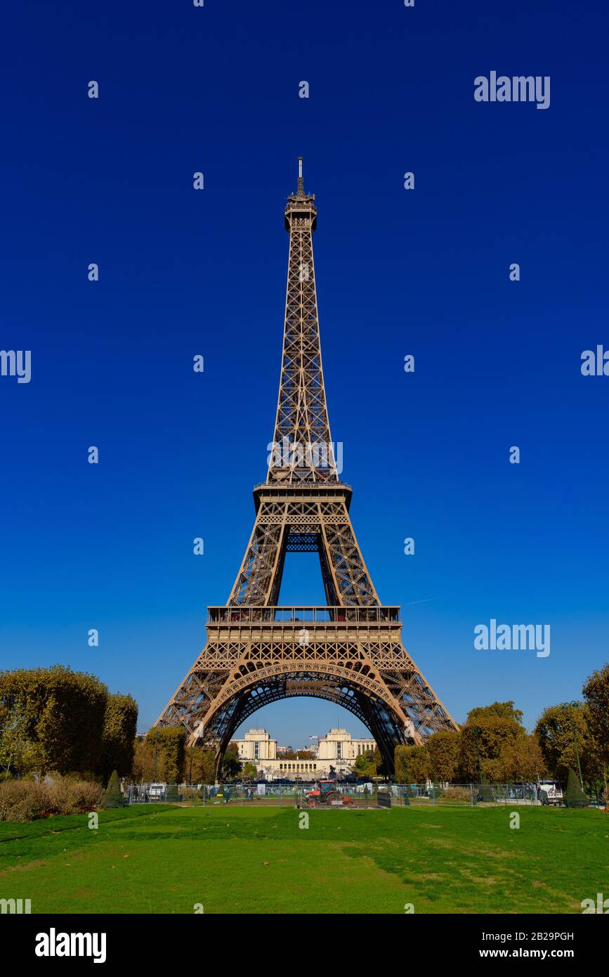 Torre Eiffel con Champs de Mars e cielo blu soleggiato a Parigi, Francia Foto Stock