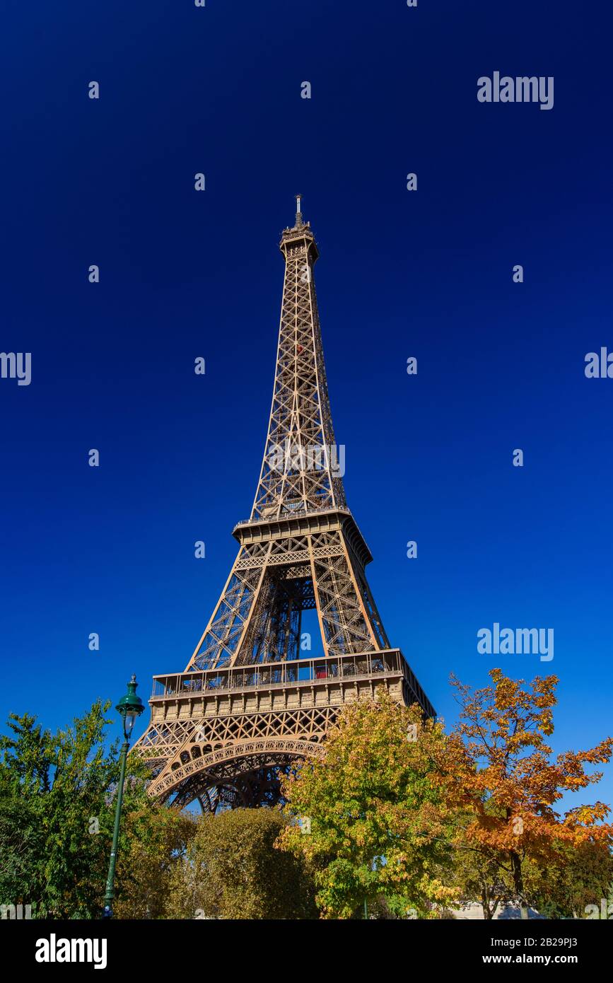 Torre Eiffel con cielo blu soleggiato a Parigi, Francia Foto Stock